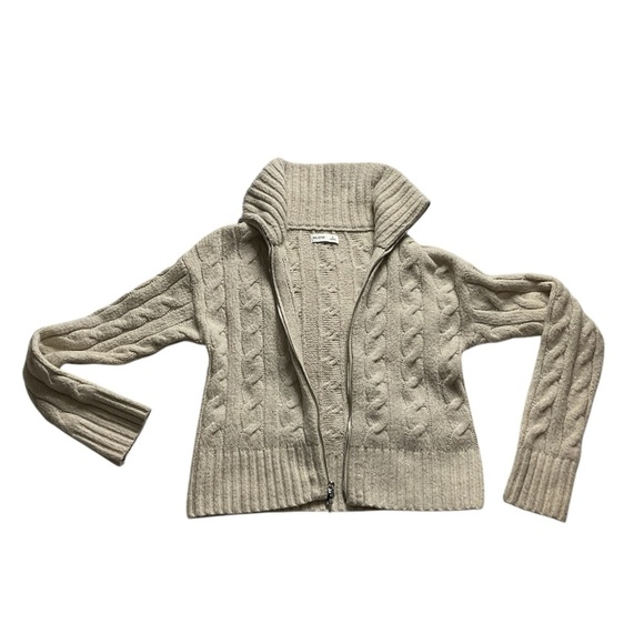 Hollister - Picture 10 of 15